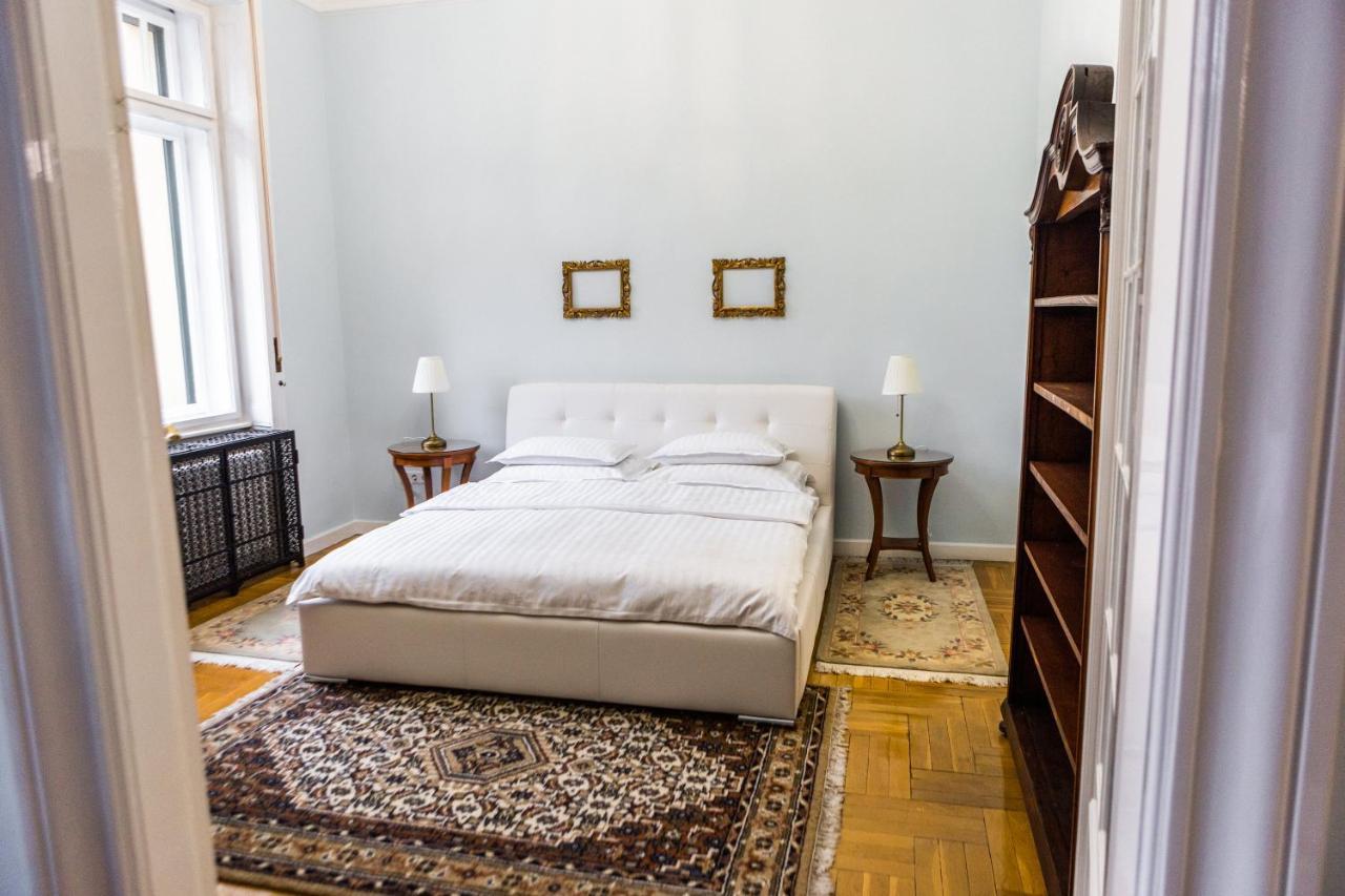 Luxury Downtown 3 Bedroom Apartment By Synagoge With Beautiful View Budapest Luaran gambar